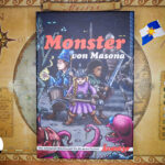 Die Spielbox der Erweiterung Monster von Masona liegt mittig auf einer bräunlichen Landkarte. Farblich ist sie dunkel gehalten mit schwarzem Hintergrund. Im unteren Drittel ist ein dunkel lila Monste mit Tentakeln, großen Zähnen und blauen Glubschaugen zu sehen. Mittig im Bild stehen drei Abenteurerinnen und Abenteurer mit gezückten Waffen Rücken an Rücken um die sie umkreisenden Untoten abzuwehren.