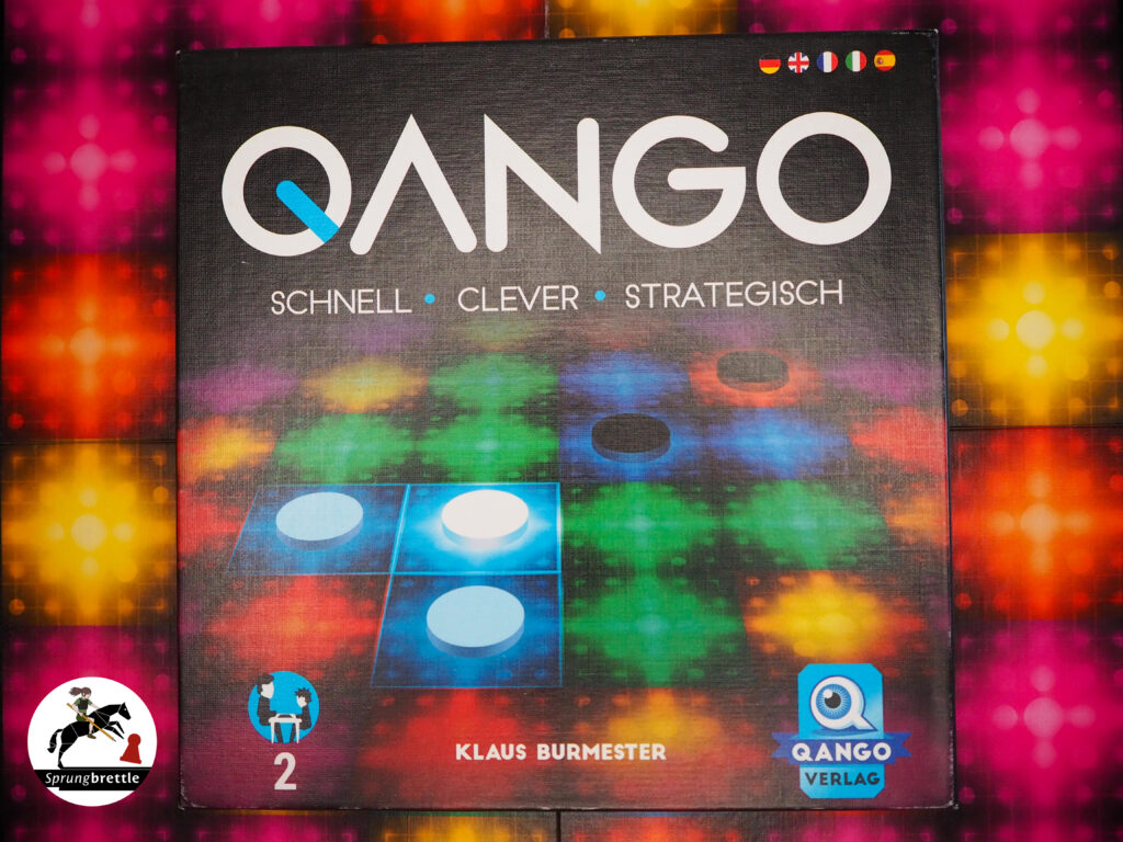 Der Hintergrund besteht aus bunten flimmernden quadratischen Feldern. In der Mitte liegt die Strategiespiel Spielschachtel in ebenso bunter Neonfarbe. Im oberen Teil ist der Titel in weißen Großbuchstaben zu sehen, darunter die drei Adjektive schnell, clever und strategisch, ebenfalls in weißen Großbuchstaben.