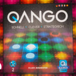 Der Hintergrund besteht aus bunten flimmernden quadratischen Feldern. In der Mitte liegt die Strategiespiel Spielschachtel in ebenso bunter Neonfarbe. Im oberen Teil ist der Titel in weißen Großbuchstaben zu sehen, darunter die drei Adjektive schnell, clever und strategisch, ebenfalls in weißen Großbuchstaben.