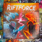 Duellspiel Riftforce Mittig auf durcheinander gewürfeltem Kartenhaufen.