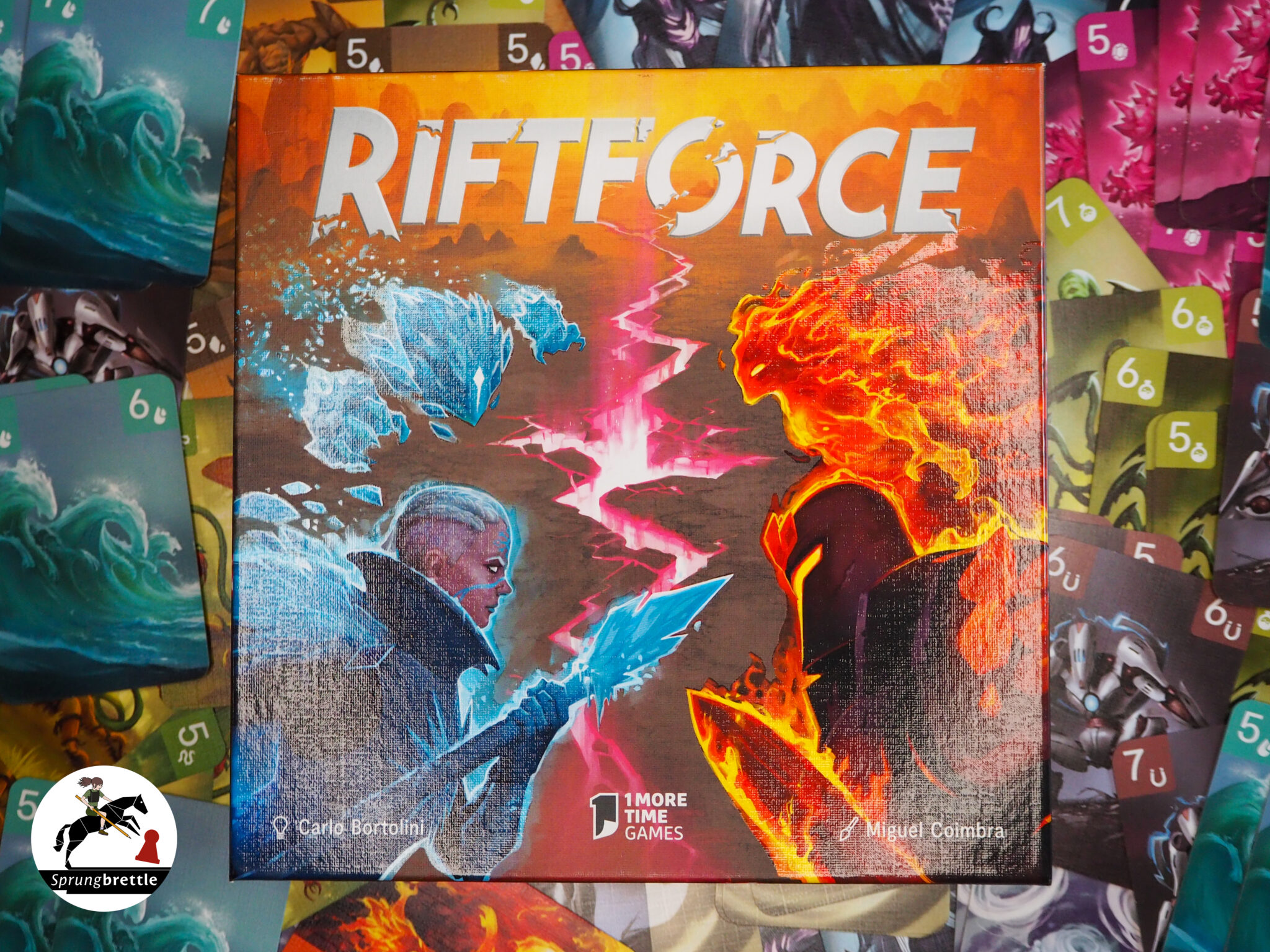 Duellspiel Riftforce Mittig auf durcheinander gewürfeltem Kartenhaufen.