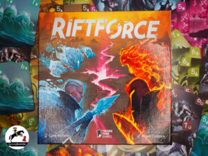 Duellspiel Riftforce Mittig auf durcheinander gewürfeltem Kartenhaufen.