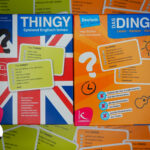 Thingy und Das Dings Spielschachtel auf bunten Karten