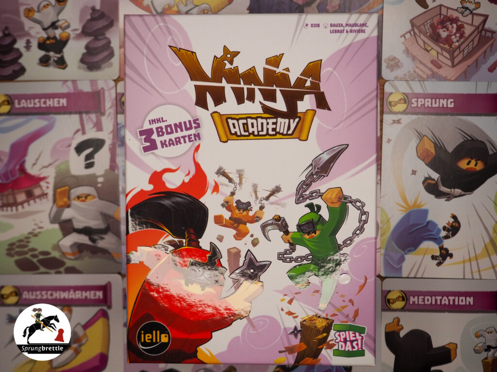 Ninja Academy im Mittelpunkt und im Hintergrund verschiedene Aufgabenkarten