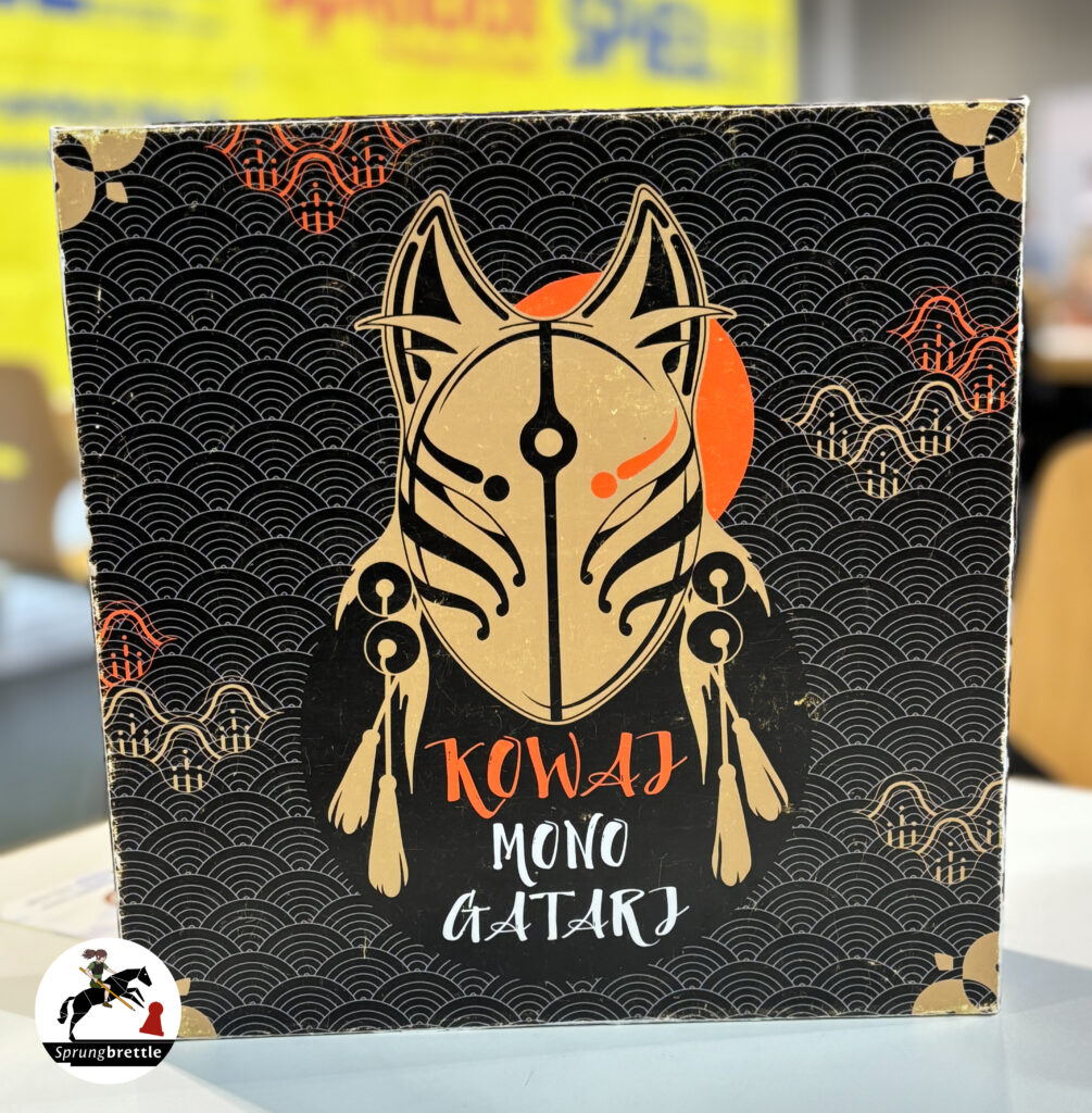 Kowai Monogatari Spielschachtel stehend auf einem hellen Tisch.