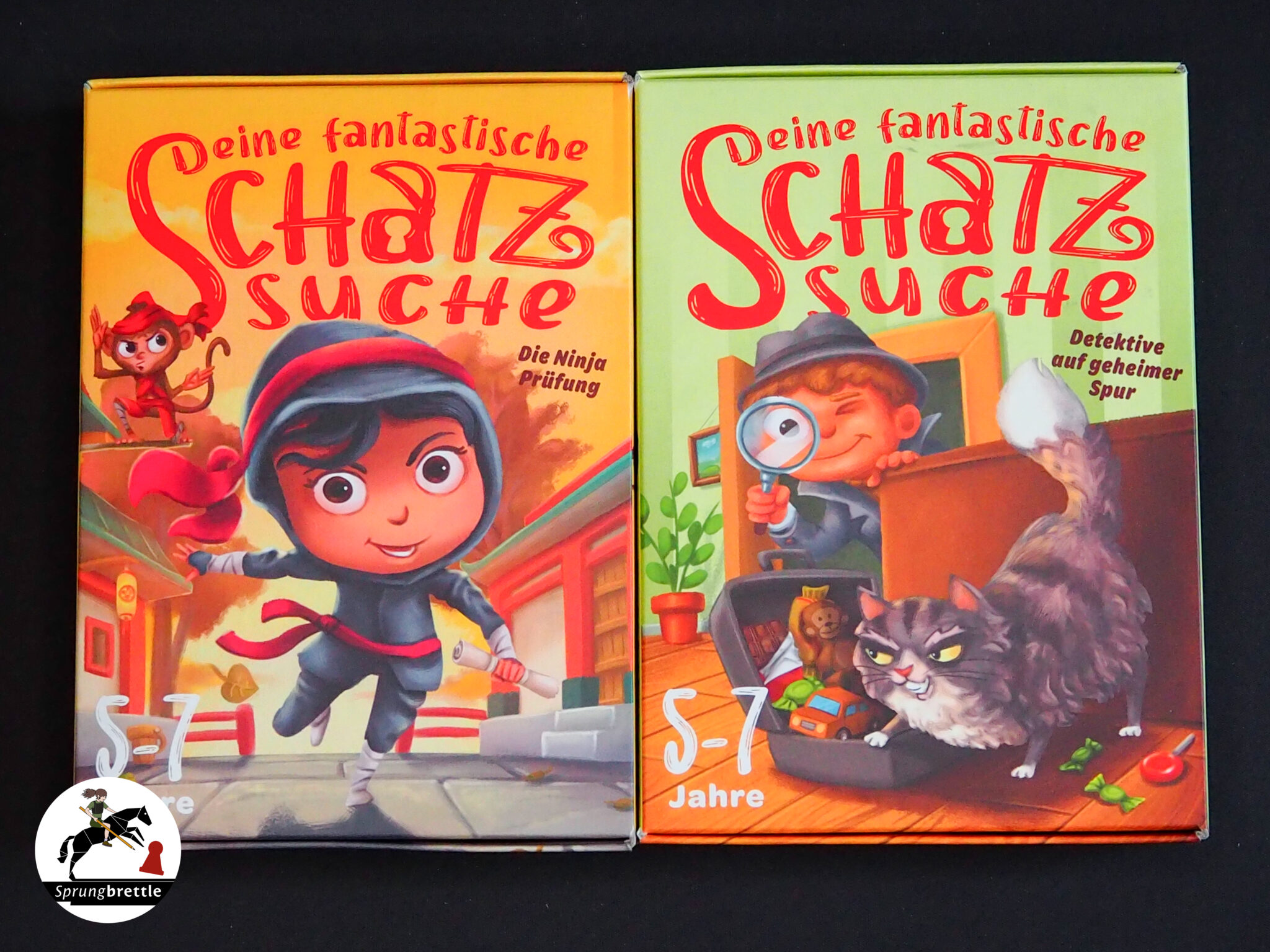 Deine fantastische Schatzsuche (Die Ninja Prüfung und Detektive auf geheimer Spur) lieben nebeneinander auf schwarzem Hintergrund