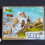 TREK12 Spielschachtel auf schwarzem Hintergrund