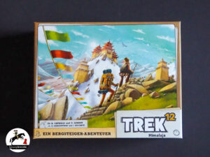 TREK12 Spielschachtel auf schwarzem Hintergrund
