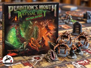 Spielschachtel von "Perdition’s Mouth: Abyssal Rift" in der Revised Edition mit bemalten Helden- und Monsterminiaturen auf einem Dungeon-Spielplan. Links unten befindet sich das Sprungbrettle-Logo.